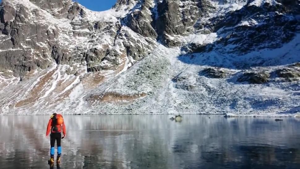 Imaginile pe care e GREU să le crezi ADEVĂRATE, dar sunt REALE: cum arată un LAC limpede ÎNGHEŢAT