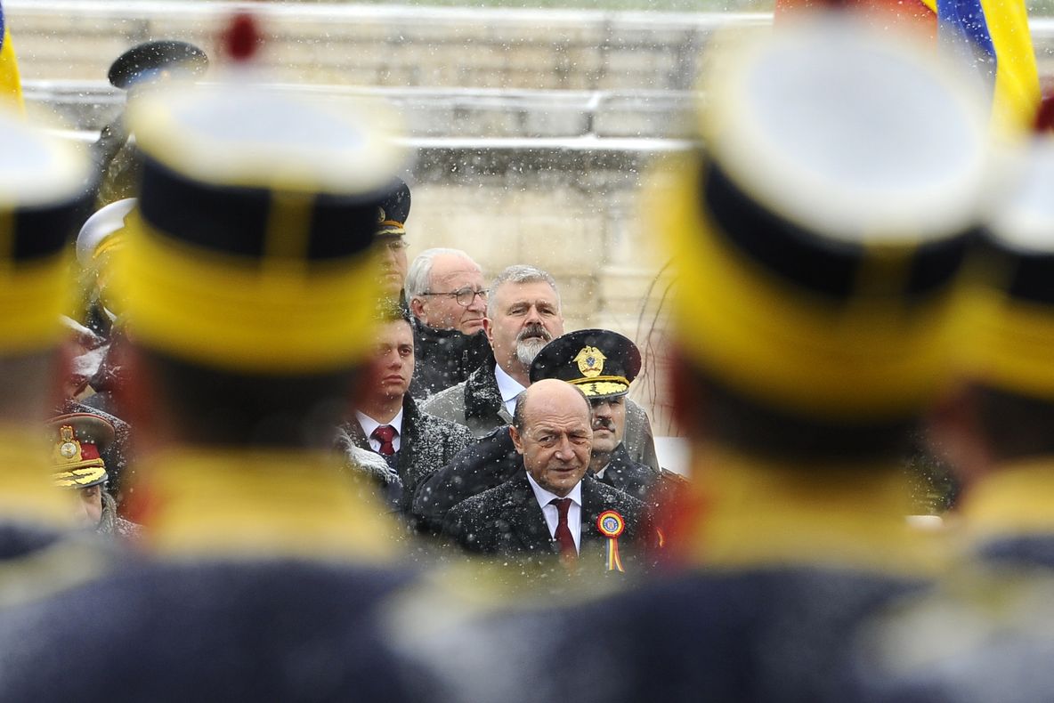 ZIUA NAŢIONALĂ. Băsescu şi Ponta s-au ignorat reciproc la parada militară din Bucureşti