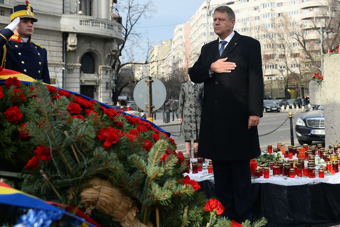 Klaus Iohannis a depus o coroană în MEMORIA VICTIMELOR REVOLUŢIEI. Mesajul președintelui