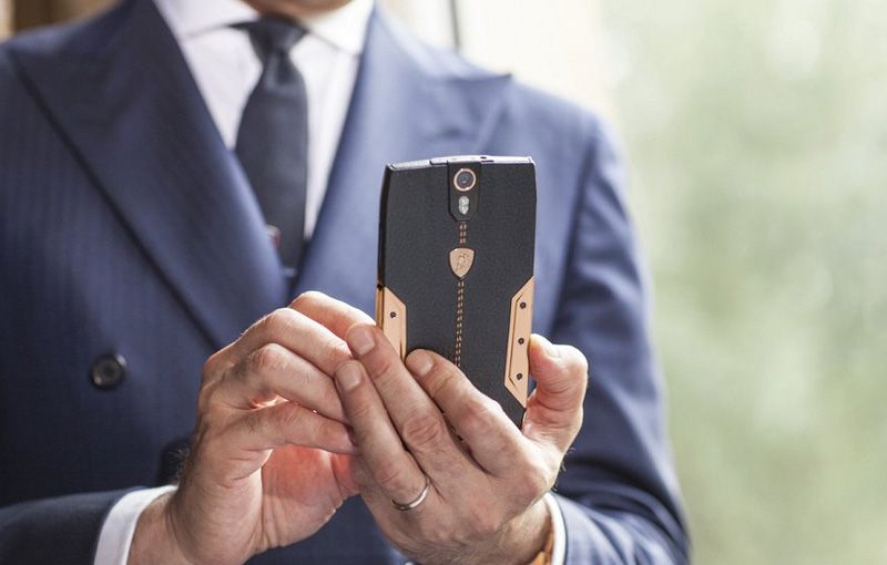 Cum arată Tonino Lamborghini 88 Tauri, smartphone-ul din oţel şi piele de 6.000 de dolari