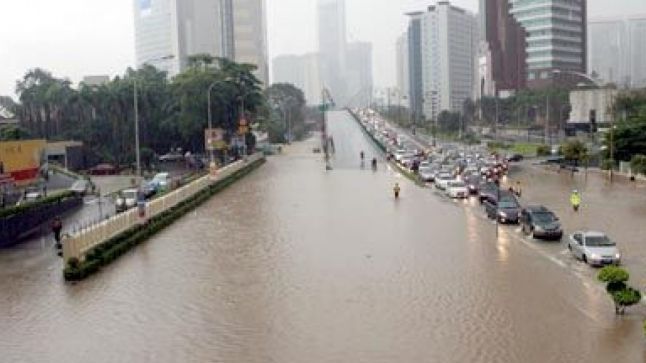 ROMÂNI, printre zeci de turişti străini BLOCAŢI de inundaţii într-o staţiune din Malaysia