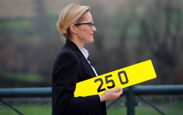 Cea mai scumpă plăcuţă de înmatriculare personalizată! Cât a plătit un bărbat pentru a o deține