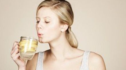 7 motive care te vor convinge să bei APĂ CALDĂ CU LĂMÂIE