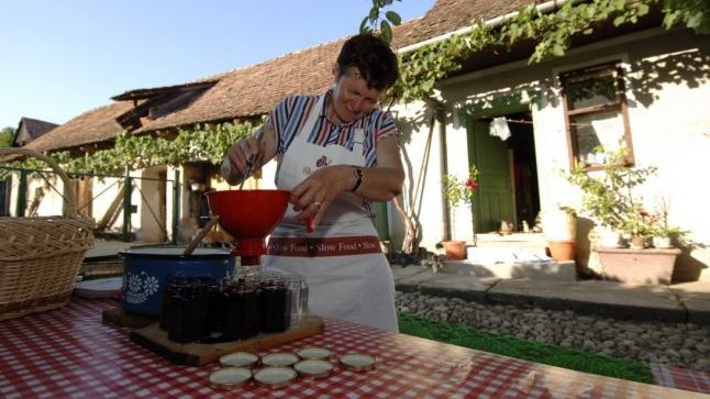 "Daily Mail" o acuză pe o româncă din Viscri că se îmbogăţeşte din dulceaţa de 365 de euro borcanul