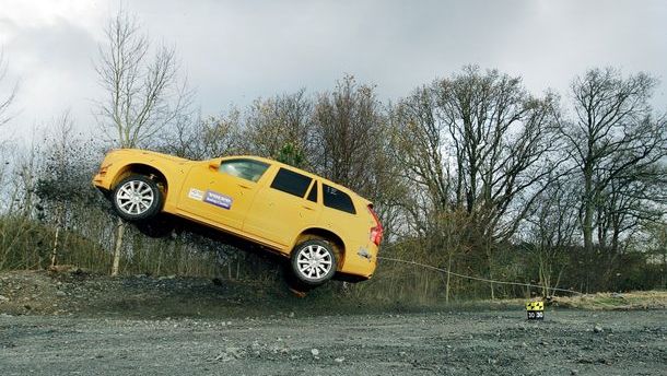 Crash test inedit cu Volvo XC90: Ce se întâmplă când mașina intră cu 80 km/h într-un şanţ