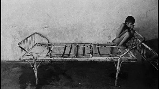 The Guardian: povestea unui tânăr ROMÂN crescut în ORFELINATELE GROAZEI, care au şocat lumea