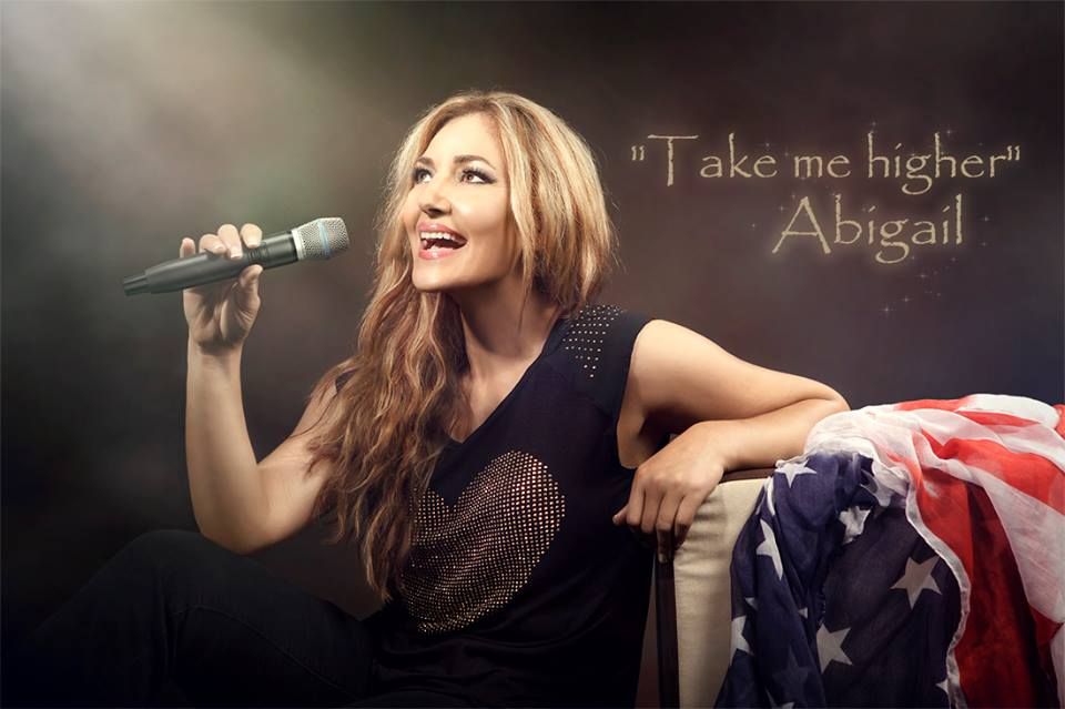 Artista Abigail Budak organizează Sărbătoarea colindului românesc în California