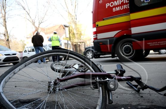 Neatenția ucide. Biciclist de 57 de ani, accidentat mortal de o autoutilitară