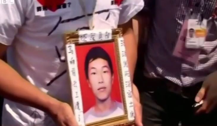 Camera ascunsă în fabricile Apple. Muncitorii chinezi EPUIZAȚI sunt la un pas de moarte