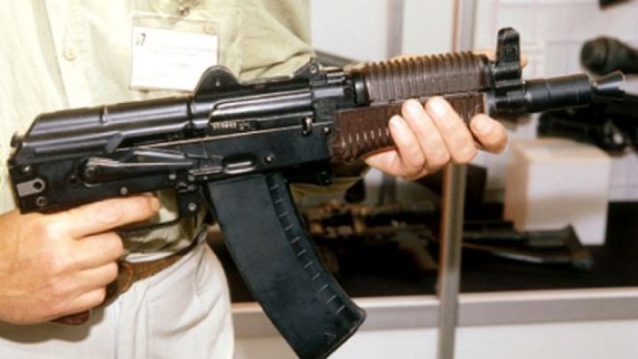 A vândut ARME teroriștilor, dar împarte CASA cu un JUDECĂTOR