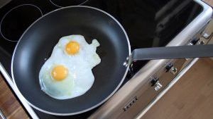 Cât de PERICULOS e TEFLONUL pentru copii. Ce EFECT are