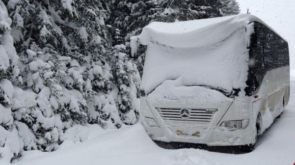 Un autocar cu 33 de persoane a derapat în Buzău