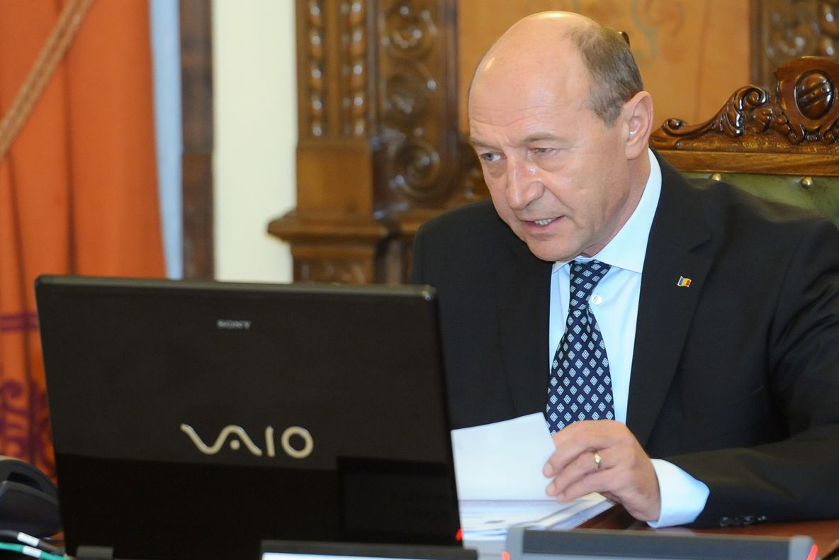 Băsescu, militarilor din afara ţării: Dincolo de misiune, esenţial este să vă întoarceţi toţi acasă