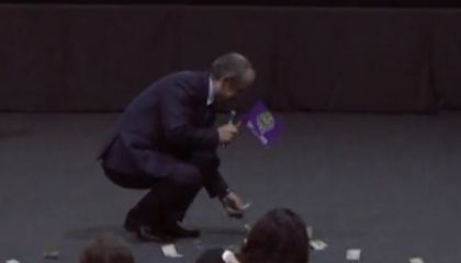 Un "manelist" a aruncat cu bani în Emil Boc. Primarul s-a aplecat să-i culeagă