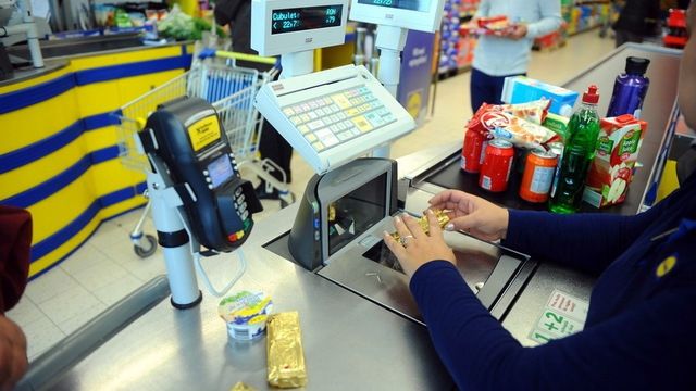 Firmele, obligate să aibă case de marcat cu jurnal electronic şi legătură ANAF