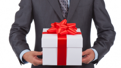 Bune maniere: Cum alegem şi oferim un cadou 