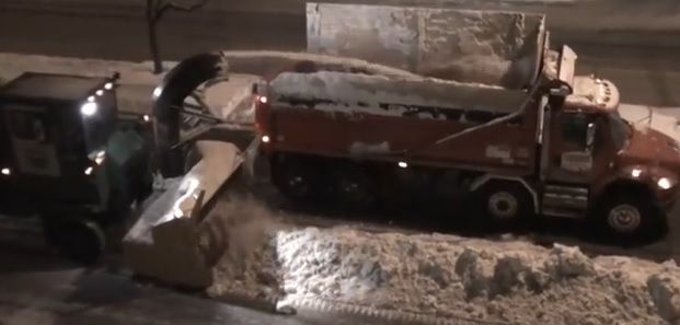 Cum se face deszăpezirea în Canada. Străzile devin lună în 30 de minute