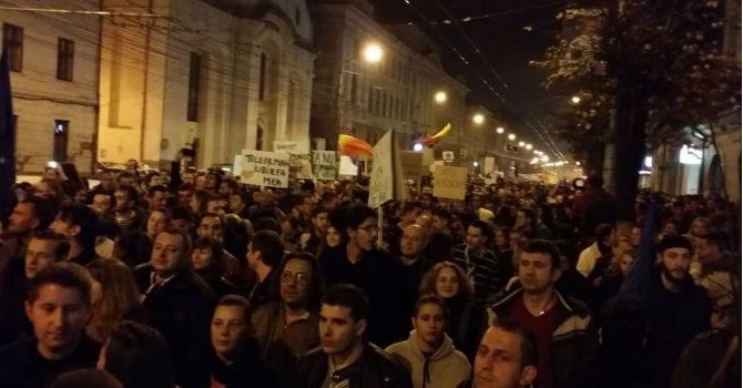 Românii ies din nou în stradă! PROTEST la Cluj împotriva LEGII "Big Brother"