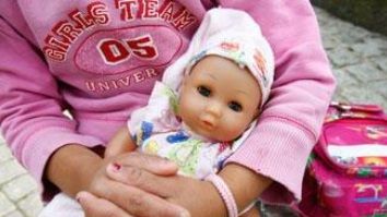 Profesia de bonă, reglementată. Băsescu a promulgat legea 