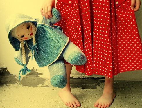 Camera Deputaţilor: Exercitarea profesiei de BONĂ se face cu contract individual de muncă sau PFA