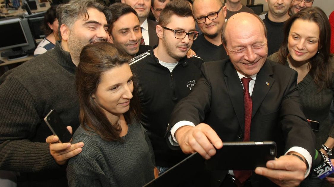 Reacţie FABULOASĂ a lui Băsescu la vestea că jurnaliştii îi fac un CADOU