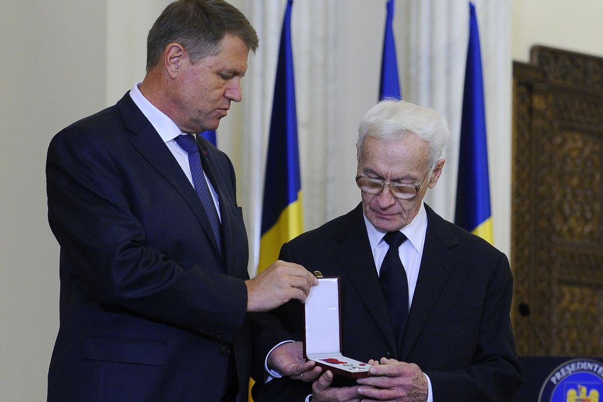 Klaus Iohannis, criticat DUR pentru decorarea lui Octav Bjoza