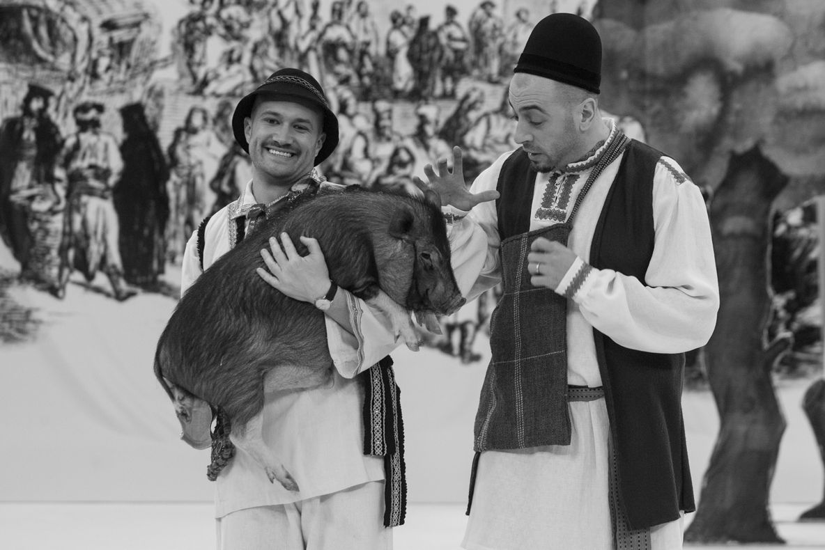 "Mă dusei la târg și cumpărai un PORC!" Uite melodia COMICĂ cântată de Bendeac și CRBL