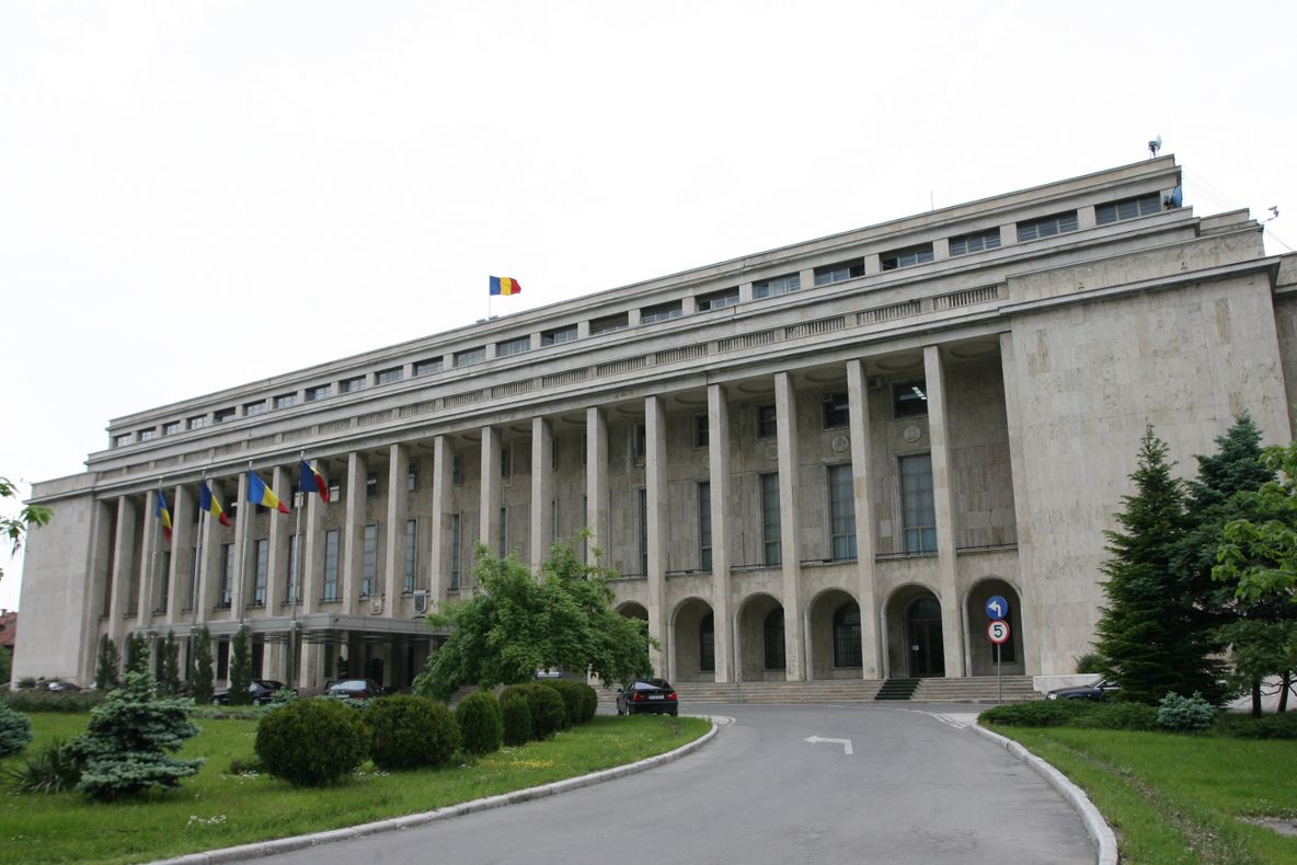 Preşedintele IOHANNIS a promulgat primele legi din mandat