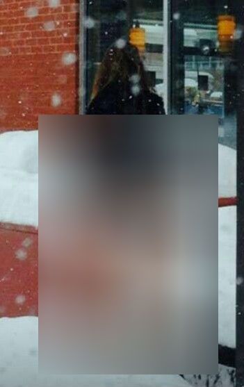 Imaginea şocantă: Cum s-a îmbrăcat o femeie în timpul ninsorii