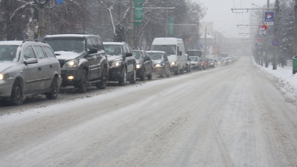 Infotrafic: Toate drumurile naţionale au fost deszăpezite şi sunt deschise circulaţiei