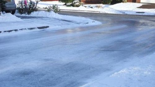 ACCIDENT TERIBIL în Argeş: MICROBUZ răsturnat, din pricina POLEIULUI. Mai mulţi pasageri, RĂNIŢI