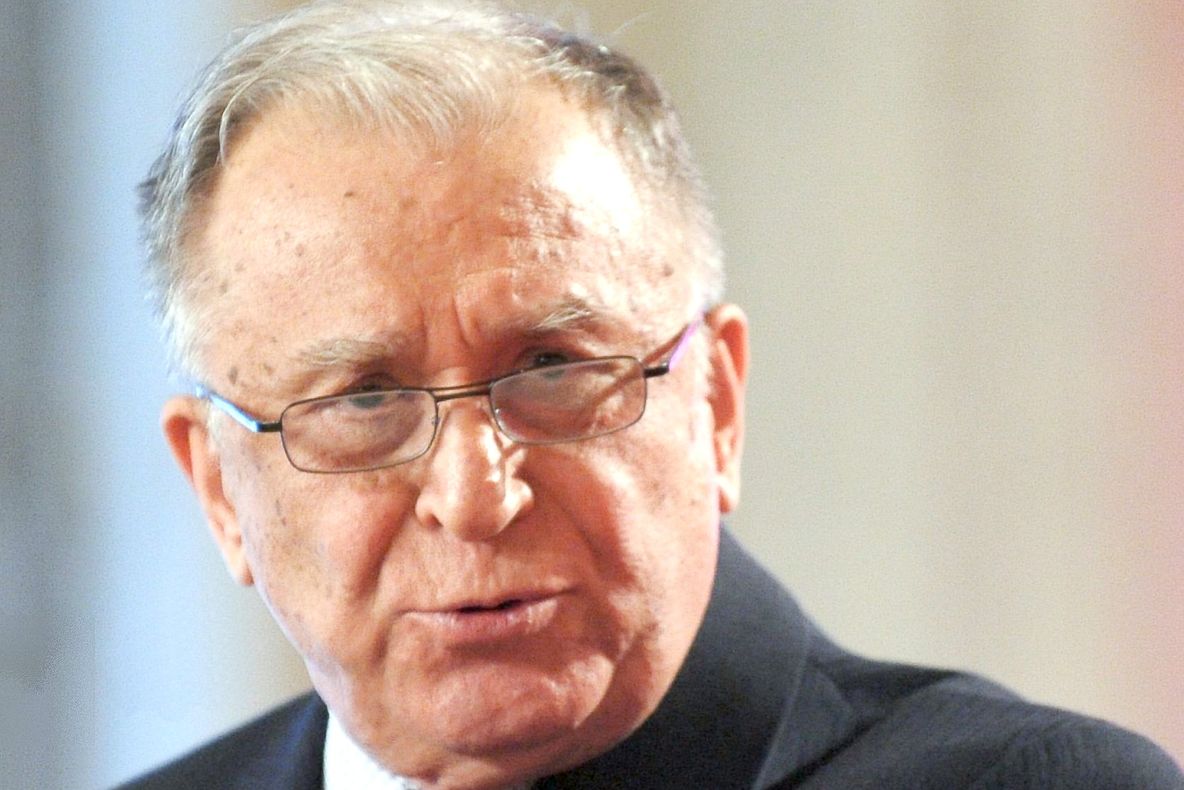 Un tânăr către Ion Iliescu: Eşti un "criminal" şi "un comunist murdar de sânge" 