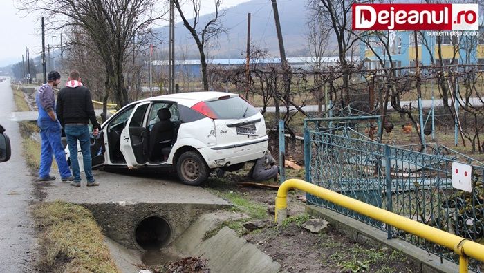ACCIDENT SPECTACULOS. A ajuns cu maşina pe un GARD