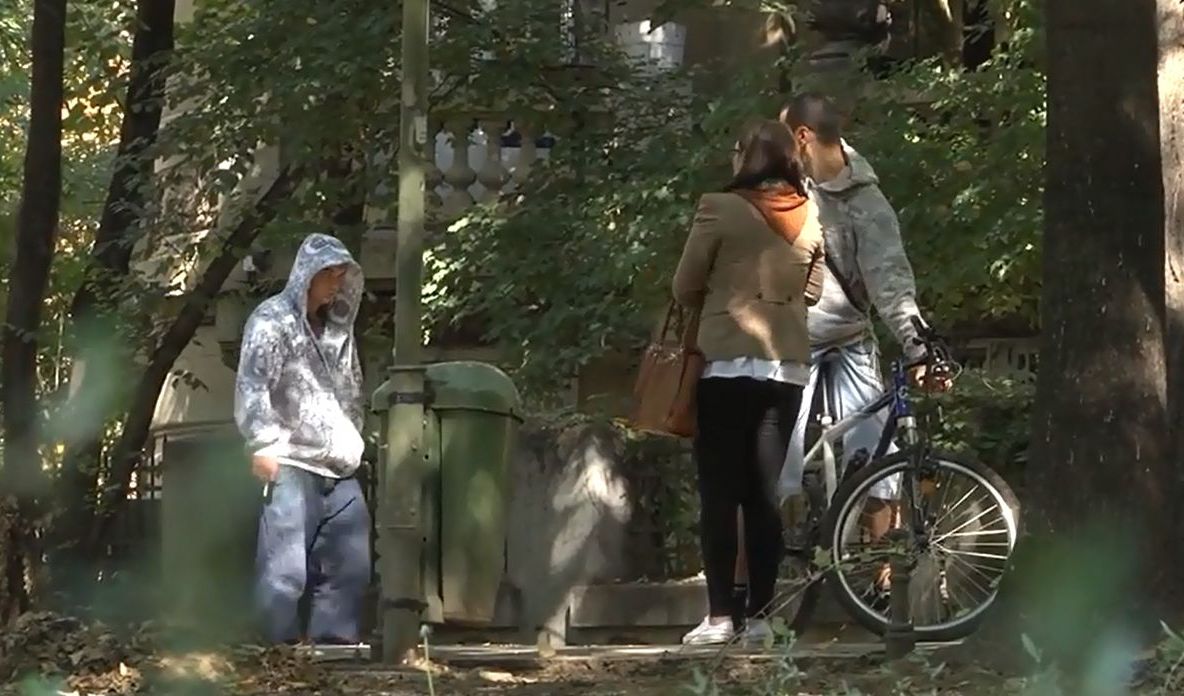 CAMERA ASCUNSĂ. Cum reacţionează românii când o fată urmărită de un bărbat suspect cere ajutor 