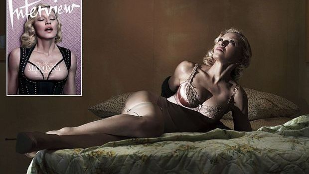 Madonna pozează în sânii goi la 56 de ani