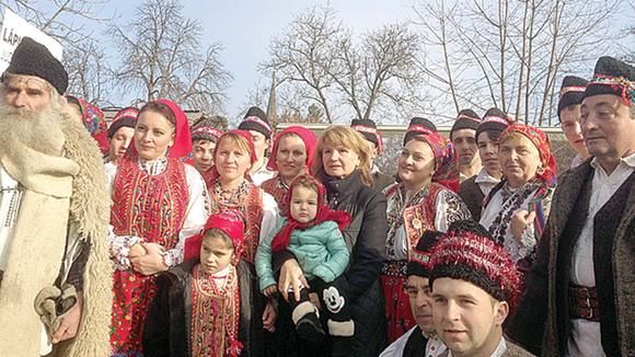 Maria Băsescu şi-a scos nepoţica la plimbare