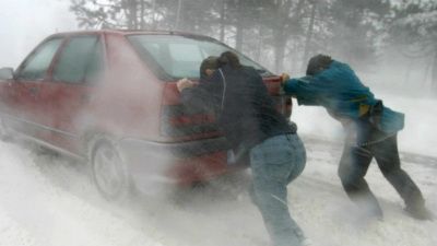 PLECI LA DRUM? Ce trebuie să îți iei la tine, dacă rămâi ÎNZĂPEZIT