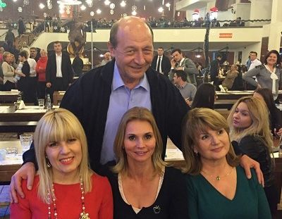 Elena Udrea a cântat pe scenă la berăria unde a ieşit cu Traian Băsescu