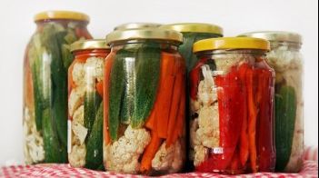 Murăturile: Bomba de sănătate din cămară