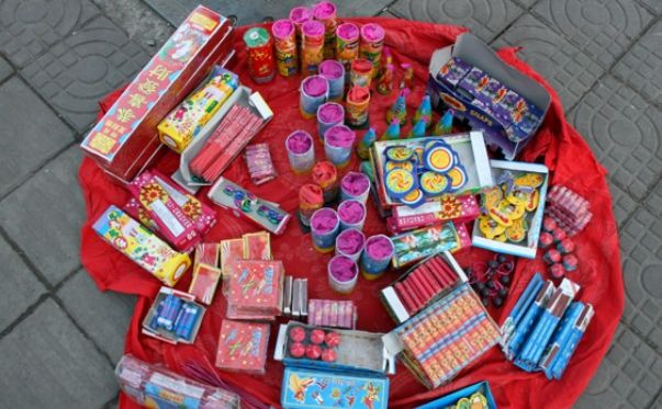 CAPTURĂ URIAŞĂ de PETARDE. Le ţinea în casă!