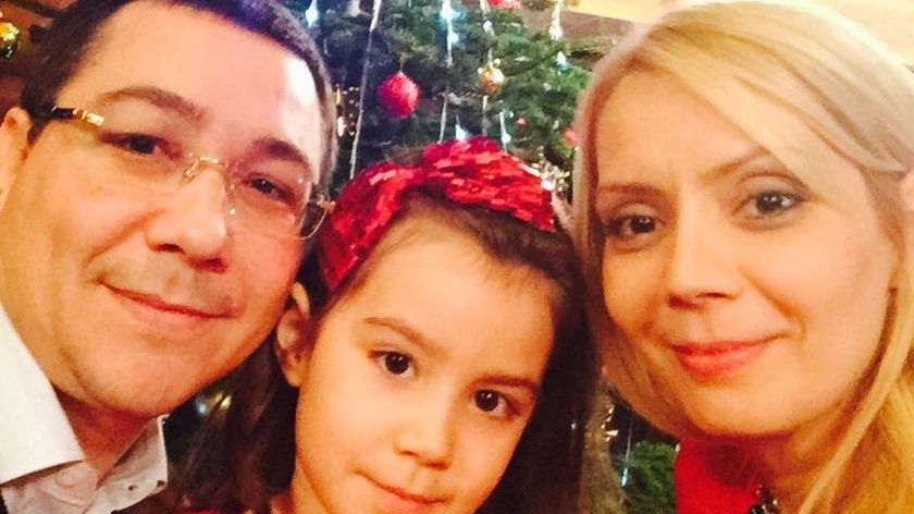 Victor Ponta, fotografie cu soția și fiica, lângă brad
