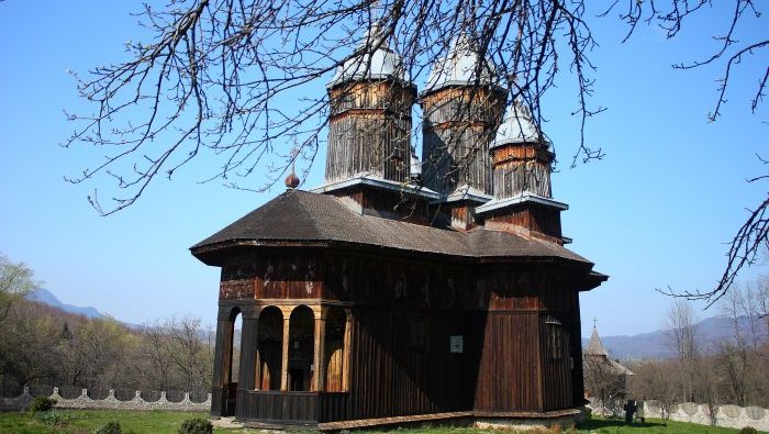 INCENDIU PUTERNIC la Mănăstirea Poiana Mărului din judeţul Buzău.Două corpuri ale clădirii, DISTRUSE