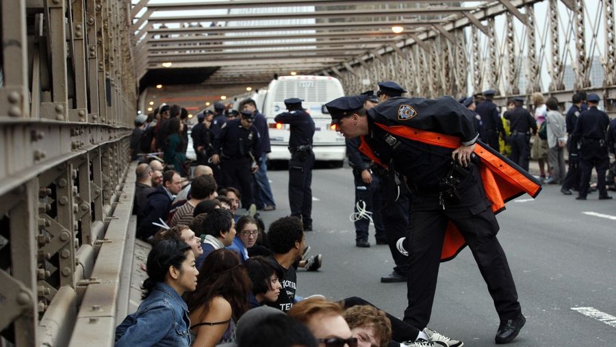 Pese 80 de protestatari au fost arestați la New York, după decizia de a nu mai inculpa un polițisit 