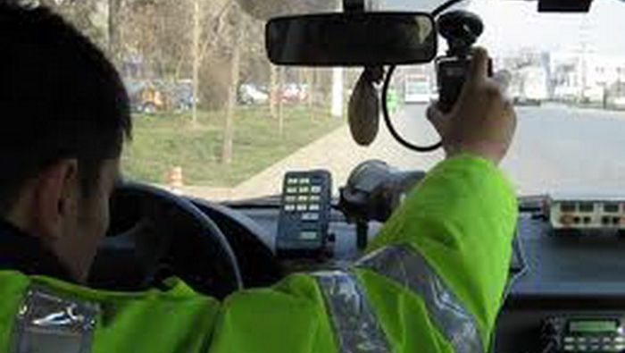 INCREDIBIL. Şofer prins pe A1 cu viteza 197 km/h. Oamenii legii, MIRAŢI de identitatea bărbatului