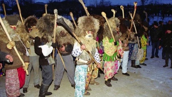 Confruntarea cetelor de mascaţi de la Ruginoasa, fără incidente. S-a renunţat la bâte