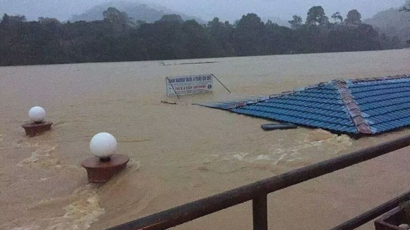 Românii blocaţi de inundaţii într-o staţiune din Malaesia au fost salvaţi