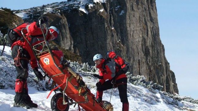 MISIUNE EXTREMĂ în Ceahlău. Risca să cadă în gol 17 metri, dar s-a agăţat de un brăduţ