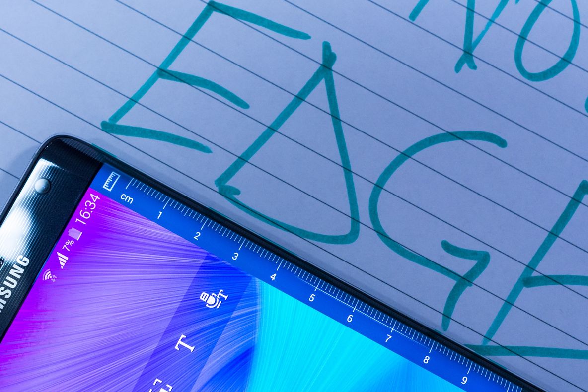 Acesta este CEL MAI CIUDAT telefon al Samsung. Iată ce îl face FOARTE BUN!