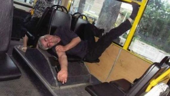 I-a prins somnul! Ipostze HILARE în care sunt surprinși călătorii în mijlocele de transport