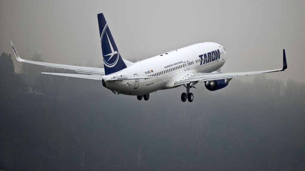 ZBOR BUCUREŞTI-IAŞI CU PROBLEME: Avionul TAROM NU A PUTUT ATERIZA